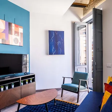 Well Lit And Creatively Designed Appartement *