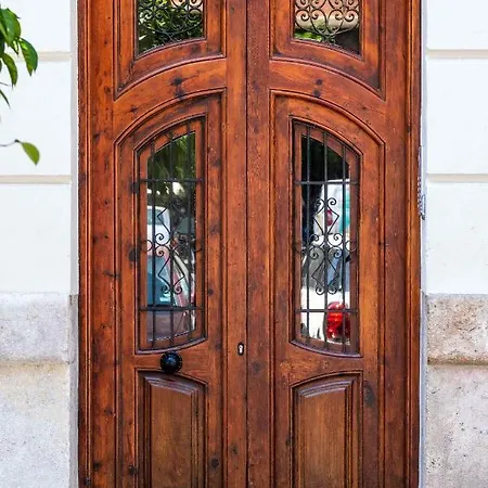 Beautifully Designed With Lots Of Natural Light Apartment *