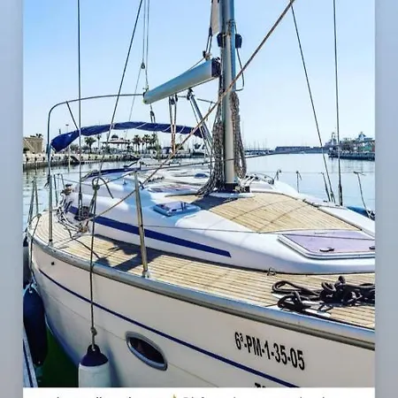 Velero En Club Nautico Mar
