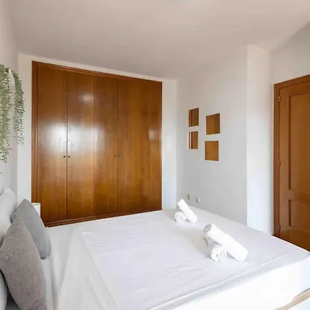 15 Min. Metro Ride To The Center