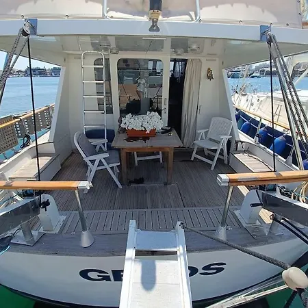 Botel Noche Insolita En Yate De 16m A 2 Minutos De La Playa *