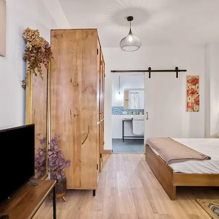 Urban Loft Apartment *