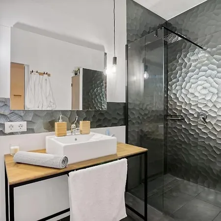 Urban Loft Apartment *