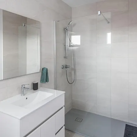 2 Hab En Malvarrosa A Metros De La Playa, Con Terraza Y Zonas Comun 3d * Valencia