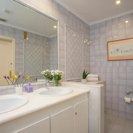 Apartment Singularstays Reina Ii *