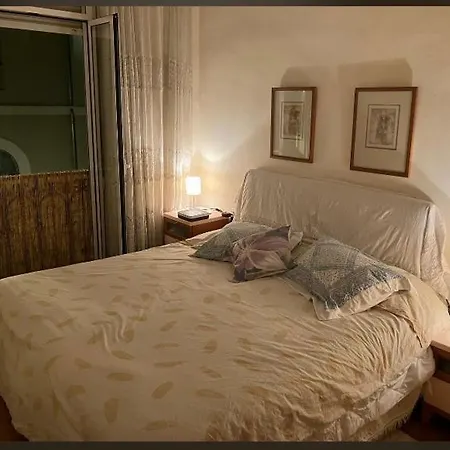 Private Single In Ruzafa, Ladies Only, Non Smoker Homestay Valencia