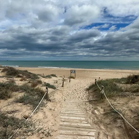 Hébergement de vacances Adosado En La Playa De El Perellonet Con Piscina, Pista Tenis