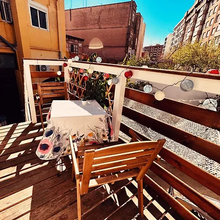 Apartamento Precioso Con A/a En Ruzafa Con Terracita Privada Y Acceso A Un Jardín, 2-3 Personas