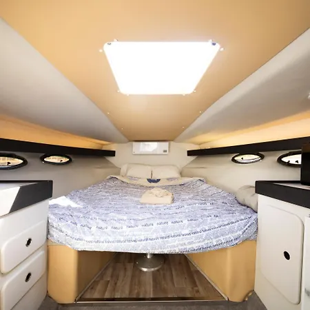 Alojamiento En Barco Voralamar 船屋 *
