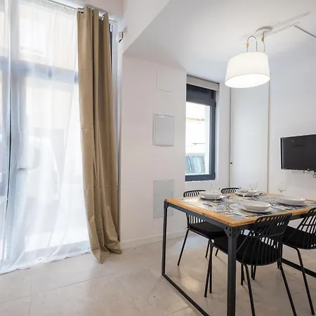 Florit Flats - Ceramic Homes - 4 Guest - Ac Wifi - Near Sorolla Train Station アパート