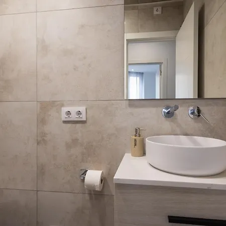 Florit Flats - Urban Nest - Ac & Wifi - 10 Min Center *