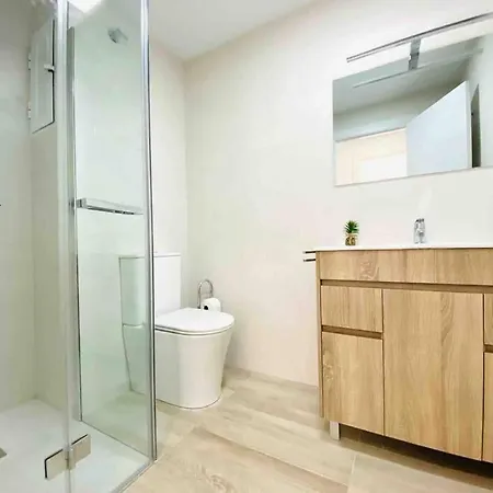 Spacious & Bright Flat Near The *