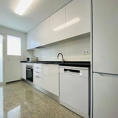 Spacious & Bright Flat Near The Apartment *
