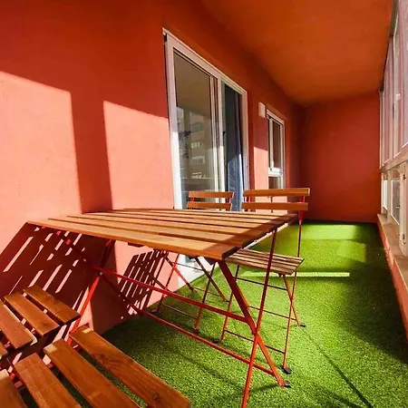 Spacious & Bright Flat Near The Apartment *