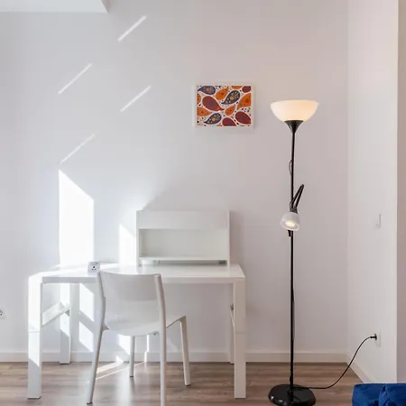 Spacious Clean & Colorful Quiet Zone Appartement