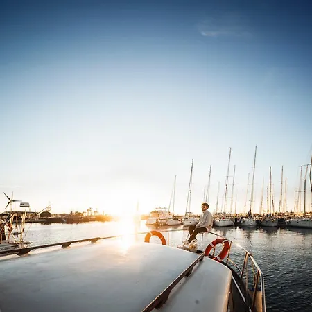 بوتيل Alojamiento En Barco Oasis *