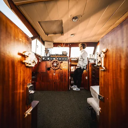 Botel Alojamiento En Barco Oasis