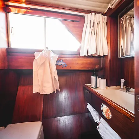 بوتيل Alojamiento En Barco Oasis *