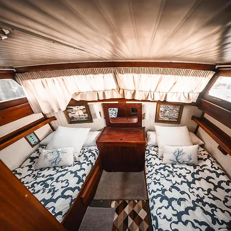 Alojamiento En Barco Oasis Botel