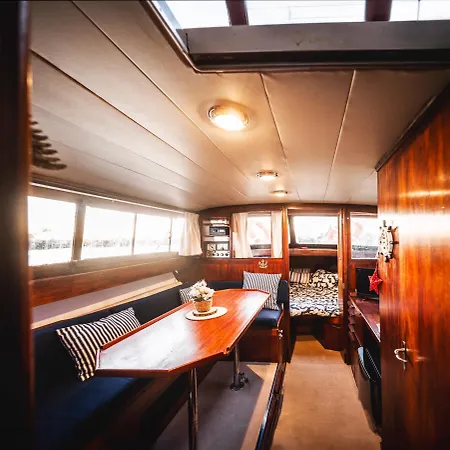 Alojamiento En Barco Oasis *