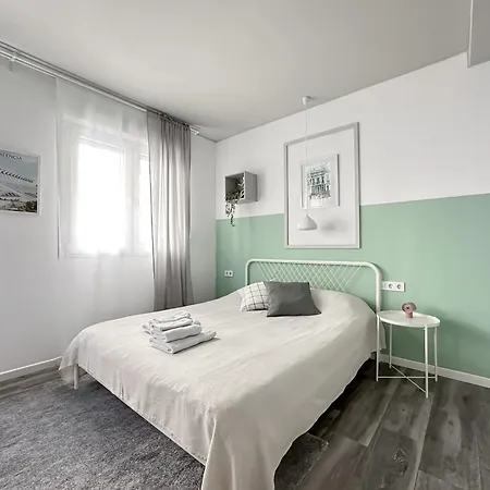 Budget Apartment *