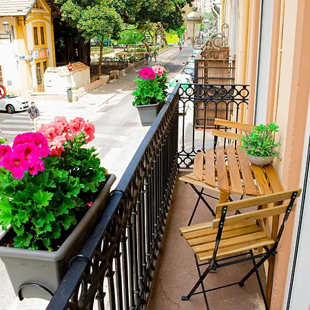 Bright Apt With Balcony Between Beach & Center 6P شقة