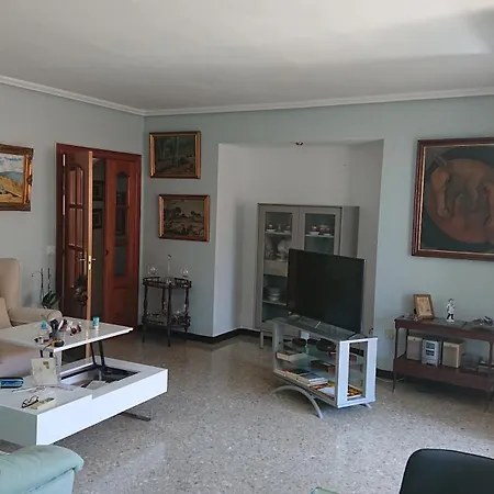 Alquilo Habitacion Doble Con Aire Acondicionado, Nevera Y Bano Privado, Con Anfitriona En La Vivienda