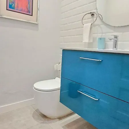 Apartment New! Renovated, Centrally Located, Private Entrance, Terrace