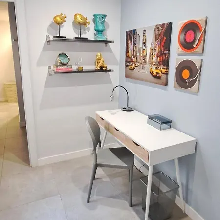 New! Renovated, Centrally Located, Private Entrance, Terrace Valencia