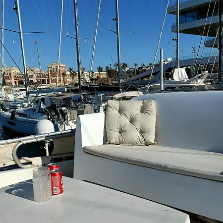 Bateau-hôtel Noche Insolita En Yate De 16m A 2 Minutos De La Playa