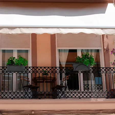 Bright Apt With Balcony Between Beach & Center 6P شقة *