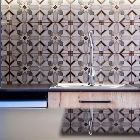 Well Lit And Creatively Designed * Valence