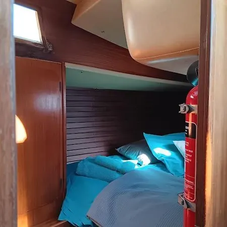 Sailing District - Barco 5 En La Marina Norte Botel *