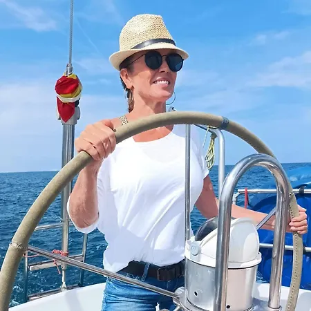 Sailing District - Barco 5 En La Marina Norte Bådhotel