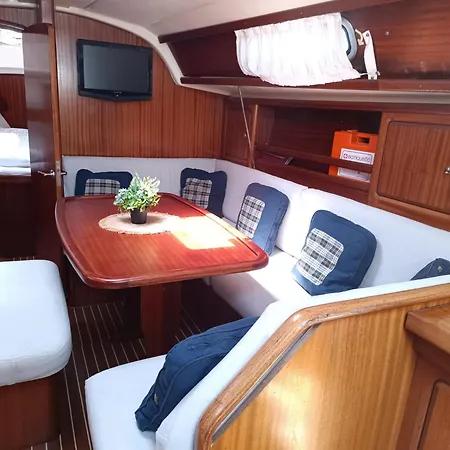 Velero Shabbak Úszó hotel *