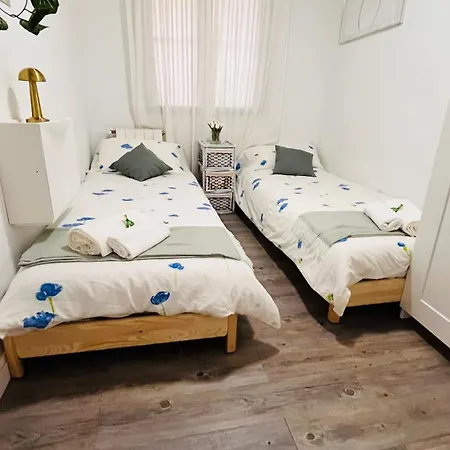 Recently Renovated Near The شقة *