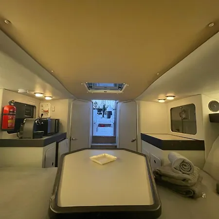 Alojamiento En Barco Voralamar 船屋