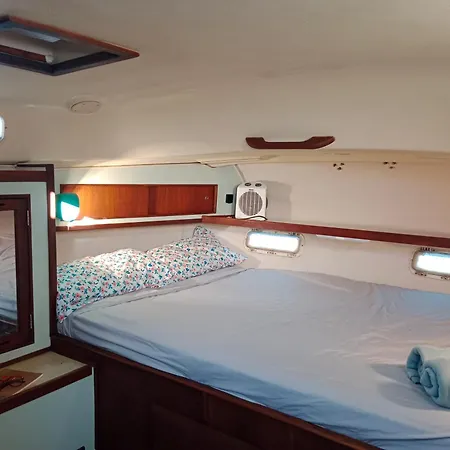 Velero Whimsy Hotel en barco Valencia