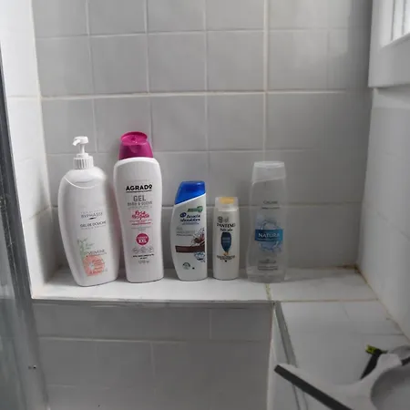 Kleines Gemuetliches Zimmer In Gemeinsamer Wohnung Mit Geteiltem Bad *