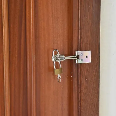 Kleines Gemuetliches Zimmer In Gemeinsamer Wohnung Mit Geteiltem Bad *