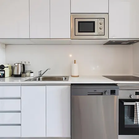 By Olala Homes Apartman