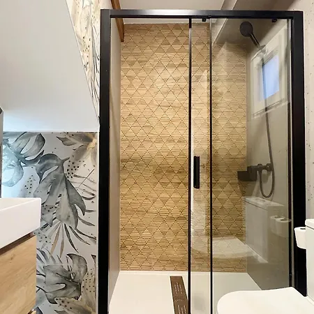 Encantador Vigas De Madera Apartamento