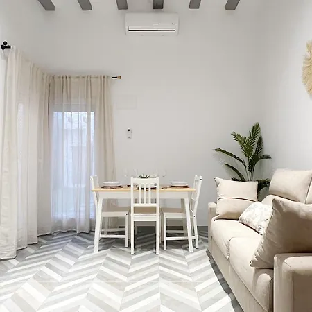 Encantador Vigas De Madera Apartamento