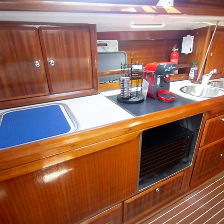 Autentico Velero En Botel