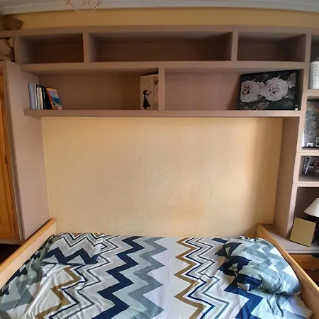Kleines Gemuetliches Zimmer In Gemeinsamer Wohnung Mit Geteiltem Bad Apartment
