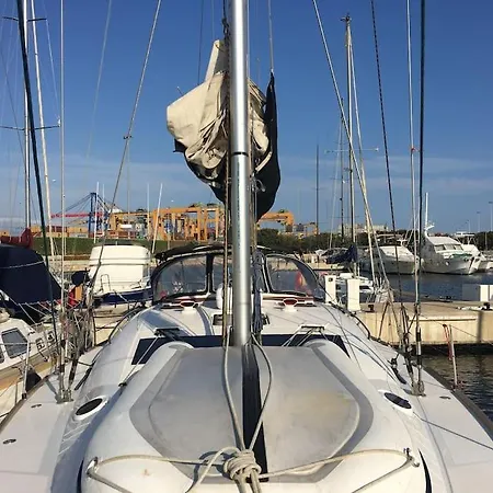Botel Velero Lujo, 4 Camarotes, 3 Banos, Marina