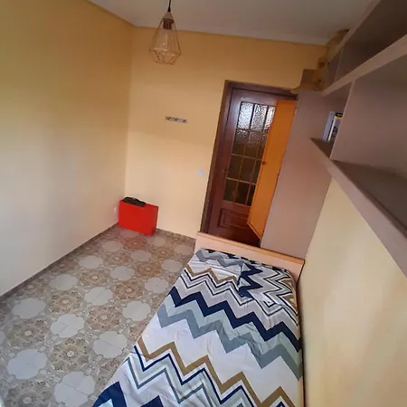 Kleines Gemuetliches Zimmer In Gemeinsamer Wohnung Mit Geteiltem Bad *