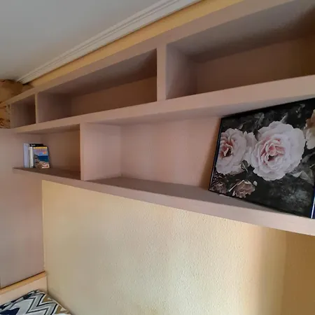 Kleines Gemuetliches Zimmer In Gemeinsamer Wohnung Mit Geteiltem Bad