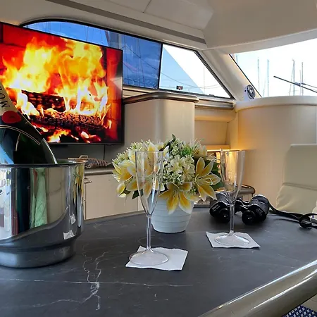 The Yacht Experience Úszó hotel *