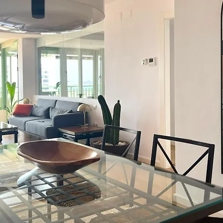 Stylish Well-connected Beachfront Flat Daire